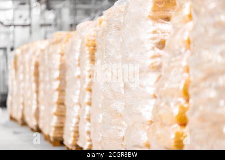 Produzione di pasta trasportatore automatico, essiccazione e insaccatura in vendita Foto Stock