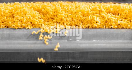 Produzione di pasta trasportatore automatico, essiccazione e insaccatura in vendita Foto Stock