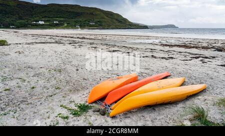 Kayak arancioni sulla spiaggia di Calgary sull'isola di Mull, Argyll e Bute, Scozia, Regno Unito Foto Stock