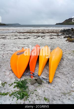 Kayak arancioni sulla spiaggia di Calgary sull'isola di Mull, Argyll e Bute, Scozia, Regno Unito Foto Stock