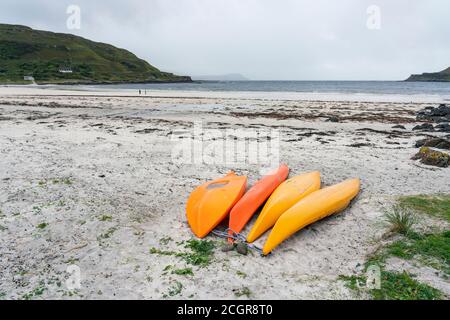 Kayak arancioni sulla spiaggia di Calgary sull'isola di Mull, Argyll e Bute, Scozia, Regno Unito Foto Stock