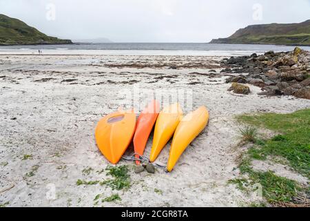 Kayak arancioni sulla spiaggia di Calgary sull'isola di Mull, Argyll e Bute, Scozia, Regno Unito Foto Stock