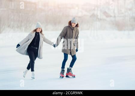 Coppia amante del pattinaggio su ghiaccio divertirsi nelle vacanze invernali sulla neve Foto Stock