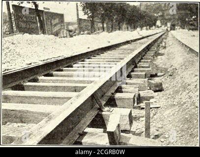 . Giornale ferroviario elettrico . t pochi anni la Cincinnati TractionCompany ha impegnato in una grande quantità di lavori di riqualificazione e costruzione di binari, in quanto ha circa 230 miglia di pista larga-gage (5 ft. 2y2 in.), di cui una grande parte ha raggiunto il limite della sua vita in condizioni di traffico esistenti. Prima di iniziare la costruzione su una vasta scala, l'azienda ha adottato un progetto di binario standard per le estensioni e la riabilitazione dei bothextension. Era costituito da una guida scanalata da 140 lb, 9", disposta su uncini bianchi da 6" x 8" x 8" e distanziata a intervalli di 2 piedi, le fascette essendo comprese in 14" di 1: Foto Stock