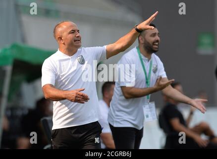 12 settembre 2020, Baviera, Fürth: Calcio: DFB-Pokal, RSV Meinerzhagen - SpVgg Greuther Fürth, 1° turno: Allenatore Mutlu Demir (l) di Meinerzhagen gesticulating. Foto: Timm Schamberger/dpa - NOTA IMPORTANTE: In conformità con le norme del DFL Deutsche Fußball Liga e del DFB Deutscher Fußball-Bund, è vietato sfruttare o aver sfruttato nello stadio e/o nel gioco le fotografie scattate sotto forma di sequenze di immagini e/o serie di foto di tipo video. Foto Stock