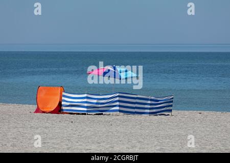 Tenda da spiaggia, parasolo e vento da spiaggia, Wustrow, Meclemburgo-Pomerania occidentale, Germania Foto Stock