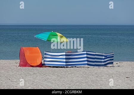 Tenda da spiaggia, parasolo e vento da spiaggia, Wustrow, Meclemburgo-Pomerania occidentale, Germania Foto Stock