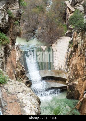 Spagna: Una diga che si sgretola vicino all'inizio del Caminito del Rey. Foto Stock