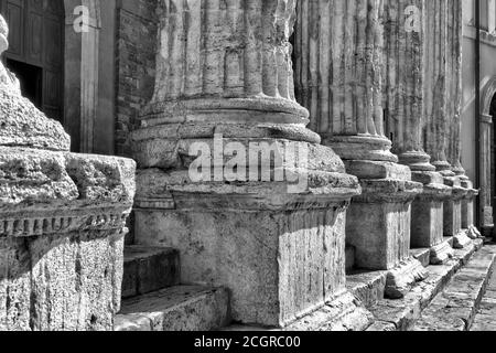 Assisi, le colonne della chiesa di Santa Maria sopra Minerva - Assisi, le colonne della chiesa di Santa Maria sopra Minerva Foto Stock