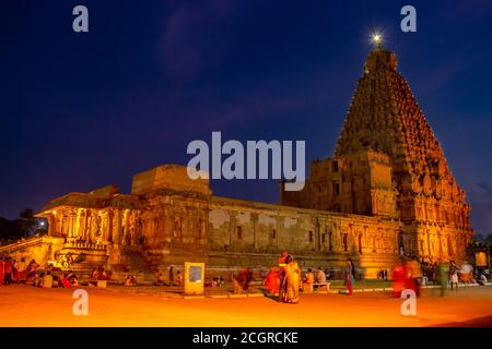 THANJAVUR, INDIA - 27 aprile 2019: Tempio di Brihadeeswara o tempio Grande a Thanjavur in vista notturna. Foto a lunga esposizione per la notte del Tempio di Brihadisvara t Foto Stock