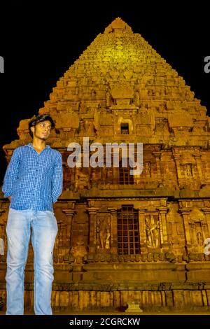 THANJAVUR, INDIA - 27 aprile 2019: Persone che si trovano dietro il Tempio di Brihadeeswara o il Grande Tempio di Thanjavur in vista notturna. Visita del Tempio in notturna. App Foto Stock