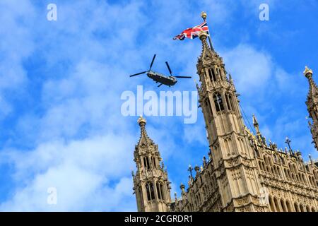 Un elicottero Boeing CH-47 Chinook vola le Houses of Parliament, Westminster, Londra, Inghilterra Foto Stock