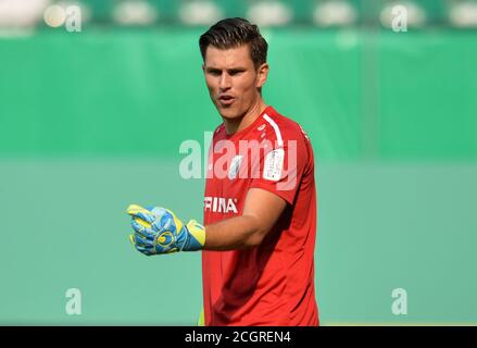 12 settembre 2020, Baviera, Fürth: Calcio: Coppa DFB, RSV Meinerzhagen - SpVgg Greuther Fürth, 1° turno: Portiere Johannes Focher di Meinerzhagen gesticulates. Foto: Timm Schamberger/dpa - NOTA IMPORTANTE: In conformità con le norme del DFL Deutsche Fußball Liga e del DFB Deutscher Fußball-Bund, è vietato sfruttare o aver sfruttato nello stadio e/o nel gioco le fotografie scattate sotto forma di sequenze di immagini e/o serie di foto di tipo video. Foto Stock