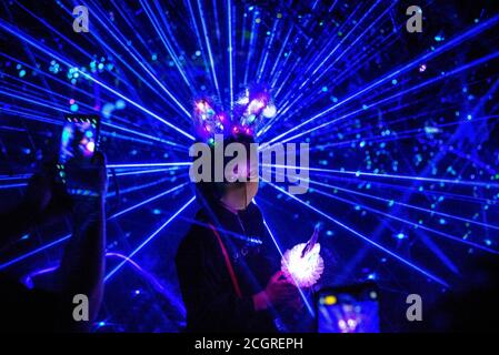 Pechino, Cina. 12 settembre 2020. La gente visita il Festival Internazionale della luce di Pechino al Parco Yuyuantan a Pechino, Cina il 12/09/2020 da Wiktor Dabkowski | Usage worldwide Credit: dpa/Alamy Live News Foto Stock