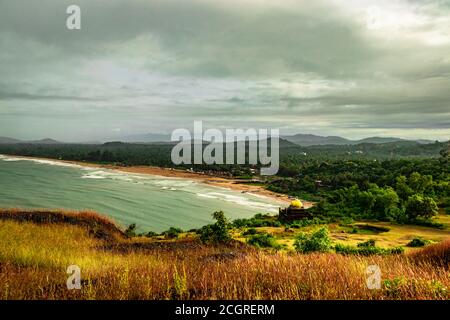 la vista dall'alto della montagna della riva del mare con l'immagine del cielo nuvoloso viene ripresa a gokarna karnataka india. Foto Stock