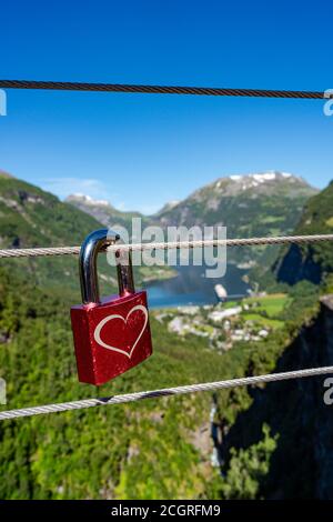 Geiranger fjord Lookout observation deck view point, la bellissima natura della Norvegia. Si tratta di un 15-chilometro (9,3 mi) ramo lungo off del Sunnylvsfjorden, WH Foto Stock