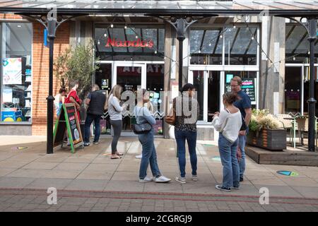 Sevenoaks, Kent, 12 settembre 2020, coda di persone al di fuori del ristorante Nando's a Sevenoaks, Kent. La previsione è per 21C intervalli di sole con una brezza dolce ed è di continuare con le alte temperature per i prossimi giorni.Credit: Keith Larby/Alamy Live News Foto Stock