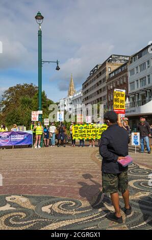 Bournemouth, Dorset UK. 12 settembre 2020. I lavoratori del Dorset NHS dicono "No" alla disuguaglianza del settore pubblico dopo che il governo ha fatto il loro annuncio di dare aumenti salariali ad altri settori pubblici, ma hanno escluso infermieri e medici in formazione del NHS. Molti lavoratori della NHS si sentono sottovalutati e demoralizzati, sovraccarichi e esausti, mettendo a rischio la propria salute e sicurezza durante la pandemia del Covid-19. Credit: Carolyn Jenkins/Alamy Live News Foto Stock