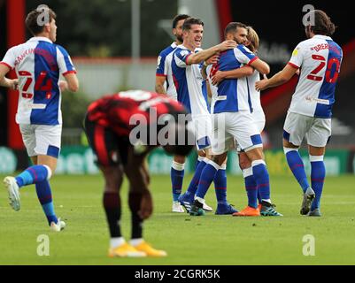 Bradley Johnson (nascosto) di Blackburn Rovers celebra il primo gol del suo fianco con i compagni di squadra durante la partita del campionato Sky Bet al Vitality Stadium di Bournemouth. Foto Stock