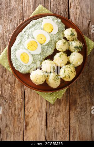 Tradizionale salsa verde Frankfurter Gruene Sosse con patate bollite e uova da vicino in un piatto. Vista dall'alto verticale Foto Stock