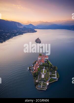 Vista aerea delle Isole Borromee durante un tramonto estivo. Stresa, Lago maggiore, Verbano Cusio Ossola, Piemonte, Italia. Foto Stock