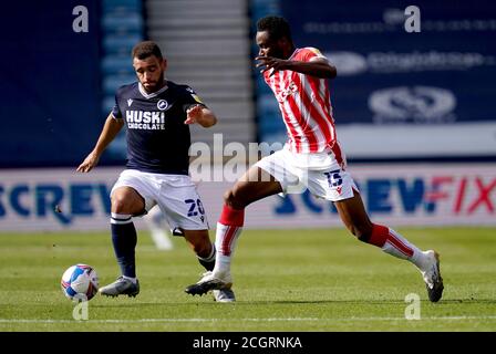 Mason Bennett di Millwall (a sinistra) e John OBI Mikel di Stoke City combattono per la palla durante la partita del campionato Sky Bet al Den, Londra. Foto Stock