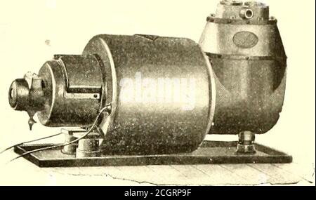 . Il giornale ferroviario di strada . me a tinu-, i vari tipi di freno pneumatico apparatusmanufactured dal .Statulard Air-Iirake Coui])aiiy, sono stati descritti e ilhistrated in questi cohinms, ed è in gran parte dovuto gli sforzi di questa preoccupazione iregressiva che più attenzione è stata ])aidto miglioramenti nella frenatura delle automobili elettriche e del cavo. La Fig. i, qui di seguito, mostra l'ultimo tipo di motocompressore elettrico senza ingranaggi standard. La società da tempo scartata compressori di tipo aperto, ha trovato che per un servizio duraturo sotto le auto di strada, con le condizioni severe esistenti, era preferibile t Foto Stock