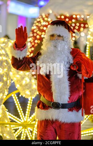 Belgrado / Serbia - 20 dicembre 2018: Uomo vestito da Babbo Natale in via Knez Mihailova, principale zona pedonale di Belgrado, Serbia Foto Stock