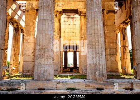 Tempio di Efesto primo piano alla luce del sole, Atene, Grecia. E' un famoso punto di riferimento di Atene. Soleggiata vista frontale dell'antico edificio greco nella vecchia Agora, r Foto Stock