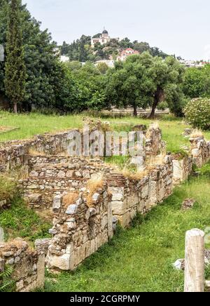 Antiche rovine greche nella vecchia Agora, Atene, Grecia. Paesaggio urbano del centro storico di Atene, scenario di resti di pietra di edifici classici in estate Foto Stock