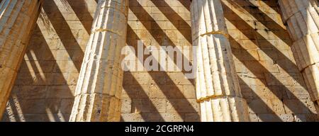 Le strisce d'ombra sul muro di pietra del vecchio Tempio di Efesto, Atene, Grecia. Questo antico edificio greco è un punto di riferimento di Atene. Vista panoramica della classica A. Foto Stock