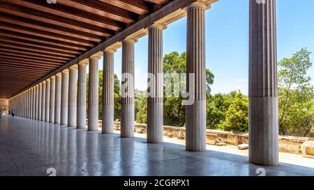 Prospettiva di colonne classiche dell'edificio nell'antica Agora, Atene, Grecia. Vista panoramica all'interno della Stoa di Attalos, punto di riferimento di Atene. Storico Foto Stock