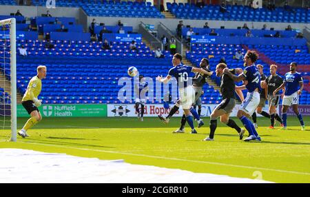 12 settembre 2020; Cardiff City Stadium, Cardiff, Glamorgan, Galles; English Championship Football, Cardiff City contro Sheffield mercoledì; Kieffer Moore di Cardiff City si dirige in senso stretto dell'obiettivo Foto Stock