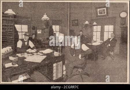 . la rivista per i dipendenti di Baltimora e Ohio è composta da F. G. Hadley, agente merci, A. S. Parmenter, capo impiegato e cassiere, H. I. Borden, impiegato del cantiere, C. G. Dow-dell, addetto all'assegno e R. C. Harry, addetto al servizio di biglietteria e freightclerk. In nessun momento dell'anno è la MuskingumValley così bella come in autunno. Poi Natureseems lo raddoppia i suoi sforzi per renderla punto agardente del mondo; e a quelli dei nostri amici che desiderano viaggiare in uno dei luoghi attrattivi temisti sul nostro intero sistema, l'invito acordial è esteso a venire e visitare ora. Scopri di persona i prodotti ricchi Foto Stock