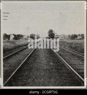 . La rivista dei dipendenti di Baltimora e Ohio . ce del Corporal E. L.Meehan, in cui desidera essere ricordato a tutti i suoi amici il Baltimora e Ohio, ed esprimere hisapprezzamento della nostra gentilezza nell'invio di copie imimate del Magazine. Quando ritorna, aspetta di sentire grandi cose da lui. Staten Island Rapid TransitRailroad corrispondente, J. V. Costello il Sig. Morenz è stato nominato distributionclerk, Maintenance of Way Department, viceMR. McCullough. La RIVISTA EO EMPLOYES 71 R. McCullough è stata nominata impiegato di carburante, ufficio di contabilità di divisione, vice E. Mer-sereau, che si è dimesso per accettare p Foto Stock