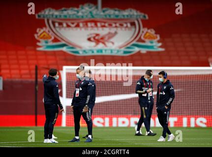 I giocatori di Leeds United in campo prima della partita della Premier League ad Anfield, Liverpool. Foto Stock