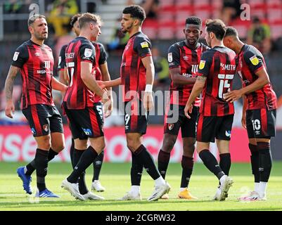 Jefferson Lerma di Bournemouth (terza a destra) celebra il secondo gol del suo fianco con i compagni di squadra durante la partita del campionato Sky Bet al Vitality Stadium di Bournemouth. Foto Stock