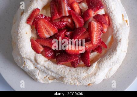 Torta Australiana Pavlova Meringue, ripiena di Crema Chantilly, Dulce de Liche e fragole Foto Stock