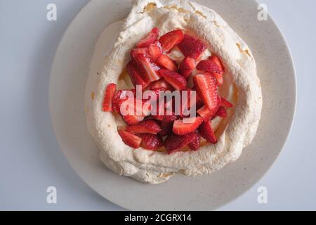 Torta Australiana Pavlova Meringue, ripiena di Crema Chantilly, Dulce de Liche e fragole Foto Stock