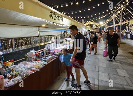 Pechino, Cina. 12 settembre 2020. La gente visita il mercato notturno in un centro commerciale nel distretto di Daxing di Pechino, capitale della Cina, 12 settembre 2020. Credit: Li Xin/Xinhua/Alamy Live News Foto Stock