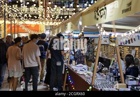 Pechino, Cina. 12 settembre 2020. La gente visita il mercato notturno in un centro commerciale nel distretto di Daxing di Pechino, capitale della Cina, 12 settembre 2020. Credit: Li Xin/Xinhua/Alamy Live News Foto Stock