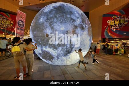 Pechino, Cina. 12 settembre 2020. La gente visita il mercato notturno in un centro commerciale nel distretto di Daxing di Pechino, capitale della Cina, 12 settembre 2020. Credit: Li Xin/Xinhua/Alamy Live News Foto Stock