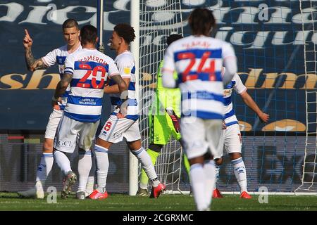 Lyndon Dykes of Queens Park Rangers (l) festeggia con i compagni di squadra dopo aver segnato il suo primo goal squadre. EFL Skybet Championship, Queens Park Rangers contro Nottingham Forest al Kiyan Prince Foundation Stadium di Loftus Road a Londra sabato 12 settembre 2020. Questa immagine può essere utilizzata solo per scopi editoriali. Solo per uso editoriale, è richiesta una licenza per uso commerciale. Nessun utilizzo nelle scommesse, nei giochi o nelle pubblicazioni di un singolo club/campionato/giocatore. pic by Steffan Bowen/Andrew Orchard sports photography/Alamy Live news Foto Stock