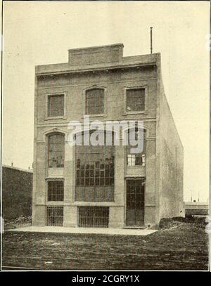 . Il giornale ferroviario di strada . VISTA INTERNA DELLA STAZIONE TRIFASE, CONNKR MONTEVIDEO E PASEO DE JULIO, GESTITA DALLA COMPAGNIA ELETTRICA TRANSATLANTICA TEDESCA IL 1 GIUGNO 1907.] GIORNALE FERROVIARIO STRADALE. 953 la tariffa media è di 10 centesimi di carta (4.2 centesimi U.S.) per le distancesine della città vera e propria, mentre tariffe più elevate sono addebitate alle sezioni periferiche e alle città suburbane, nel qual caso i trans-fers sono dati. Le automobili, di regola, sono dotate di canna da zucchero. Foto Stock