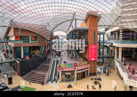 Cabot Circus durante la pandemia di Coronavirus del 2020. Gli acquirenti possono essere visti socialmente distanziando e indossando rivestimenti del viso. Cabot Circus è un negozio coperto Foto Stock