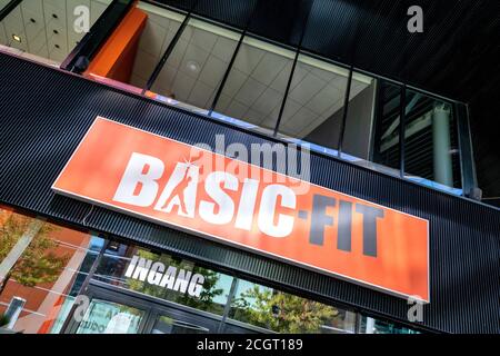 Cartello Basic-Fit al centro fitness. Basic-Fit è il leader europeo del mercato del fitness con un buon rapporto qualità-prezzo. Foto Stock