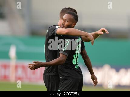 12 settembre 2020, Baviera, Fürth: Calcio: Coppa DFB, RSV Meinerzhagen - SpVgg Greuther Fürth, 1° turno: Paul Seguin e Julian Green da Fürth tifano per il traguardo del 1:2. Foto: Timm Schamberger/dpa - NOTA IMPORTANTE: In conformità con le norme del DFL Deutsche Fußball Liga e del DFB Deutscher Fußball-Bund, è vietato sfruttare o aver sfruttato nello stadio e/o nel gioco le fotografie scattate sotto forma di sequenze di immagini e/o serie di foto di tipo video. Foto Stock