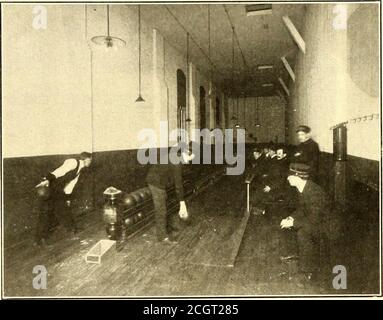 . Il giornale ferroviario di strada . lavorare insieme. Questa caratteristica del lavoro di associazione sulle ferrovie di strada è stato inaugurato per la prima volta in Brooklyn, e poco dopo a Rochester, N. Y., e il theample non sarà senza dubbio perso su altre ferrovie thatare studiare il miglioramento sociale e industriale dei loro em-ployees. L'associazione di Brooklyn, che costituisce il nucleo per il lavoro della Young Mens Christian Association, è conosciuta come l'associazione benefica dei datori di lavoro. Era organizzato non dai teofficers e dagli ufficiali subordinati, ma dagli uomini stessi, sotto il consiglio e la guida delle offi Foto Stock