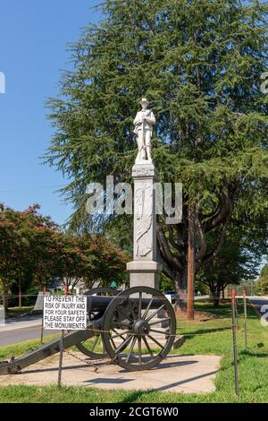 Il monumento confederato 'i nostri morti confederati, e il suo cannone e marcatore a caricamento di muzzle, sono il luogo di polemiche in corso a Walhalla, SC. Foto Stock