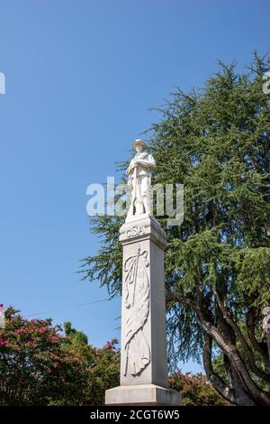 Il monumento confederato 'i nostri morti confederati, e il suo cannone e marcatore a caricamento di muzzle, sono il luogo di polemiche in corso a Walhalla, SC. Foto Stock